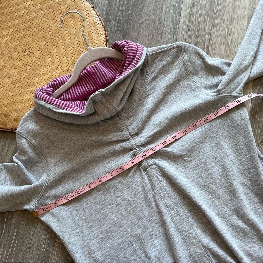 Lululemon in a cinch pullover - Picture 5 of 6